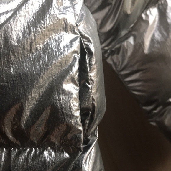 Nearly NEW SILVER PUFFER JACKET ZIP UP - Picture 15 of 16